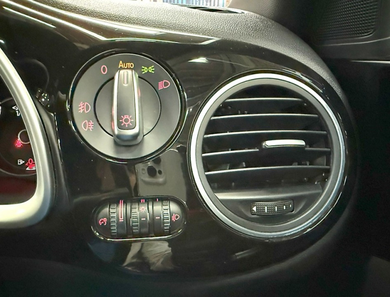 フォルクスワーゲン ザ・ビートル 2.0Rライン マイスター　黒革/エアサス/シートヒーター/禁煙 中古車