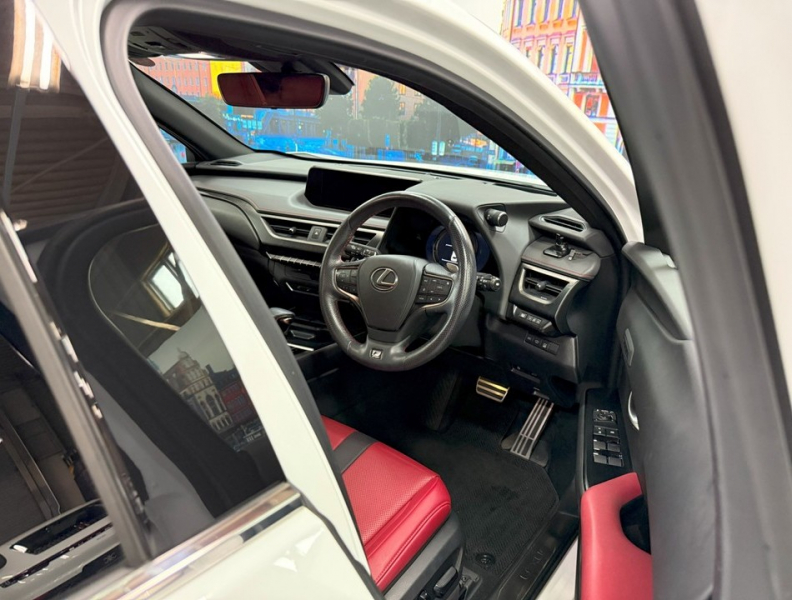 レクサス(US) その他 UX 　250h Fスポーツ 4WD　TRDエアロ/SR/赤革/禁煙車/HUD 中古車