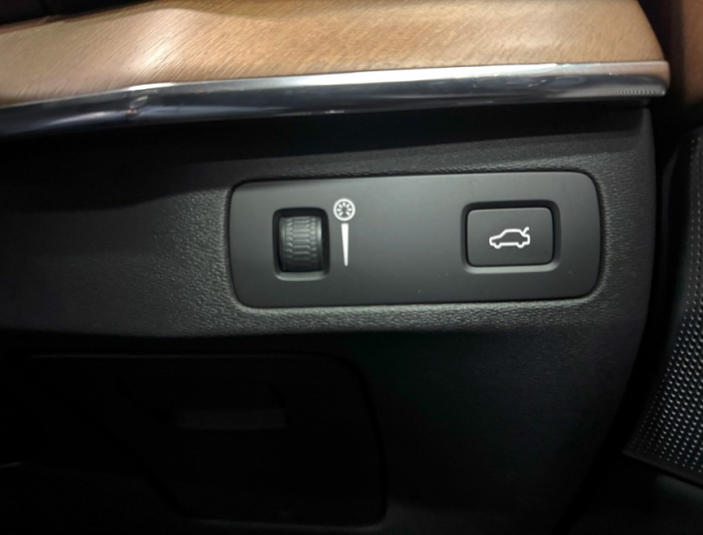 ボルボ XC90 T6 AWD インスクリプション 4WD 運転支援/SR/黒革/ACC/HUD/エアサス/禁煙車 中古車