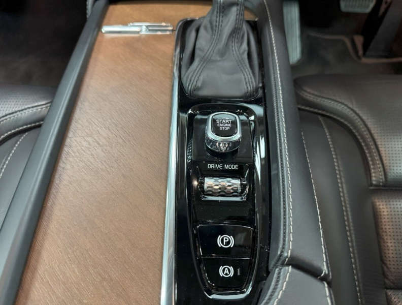 ボルボ XC90 T6 AWD インスクリプション 4WD 運転支援/SR/黒革/ACC/HUD/エアサス/禁煙車 中古車