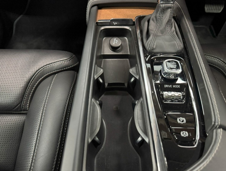 ボルボ XC90 T6 AWD インスクリプション 4WD 運転支援/SR/黒革/ACC/HUD/エアサス/禁煙車 中古車