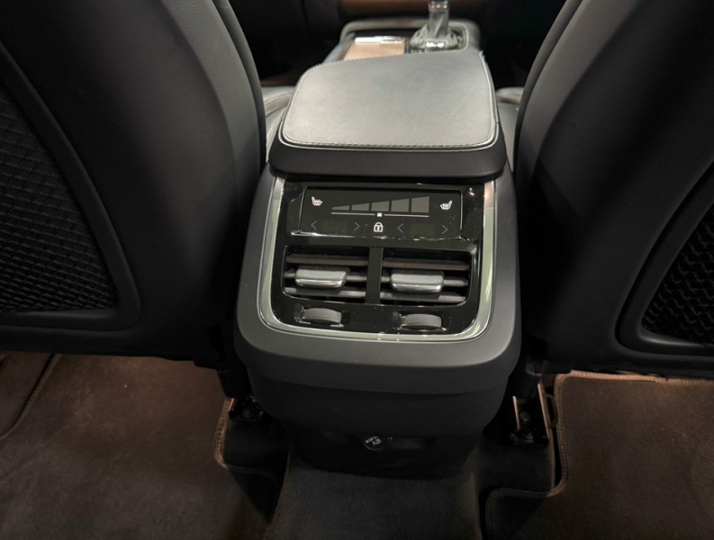 ボルボ XC90 T6 AWD インスクリプション 4WD 運転支援/SR/黒革/ACC/HUD/エアサス/禁煙車 中古車