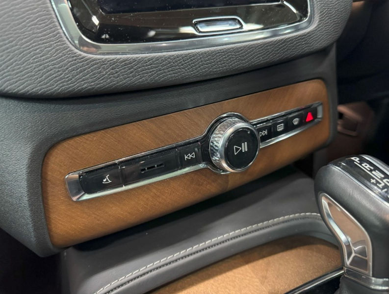 ボルボ XC90 T6 AWD インスクリプション 4WD 運転支援/SR/黒革/ACC/HUD/エアサス/禁煙車 中古車