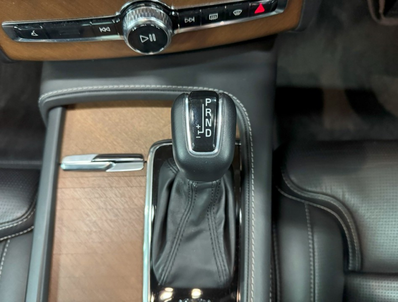 ボルボ XC90 T6 AWD インスクリプション 4WD 運転支援/SR/黒革/ACC/HUD/エアサス/禁煙車 中古車