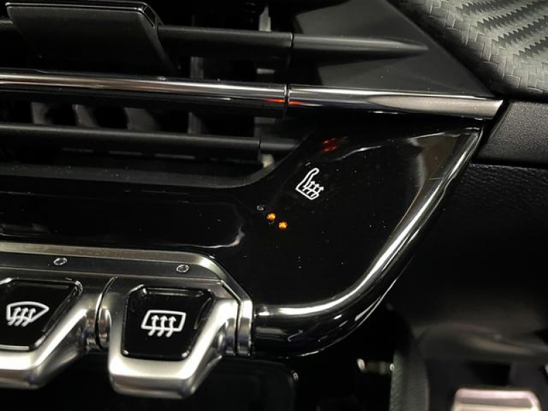 プジョー 2008 GTライン　LED/半革/ACC/禁煙車/リアカメラ/ETC/ 中古車