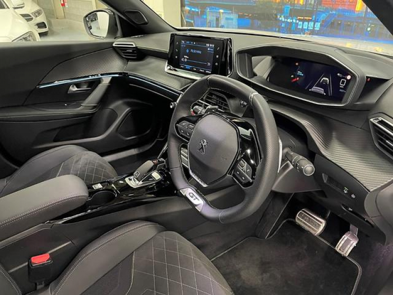 プジョー 2008 GTライン　LED/半革/ACC/禁煙車/リアカメラ/ETC/ 中古車