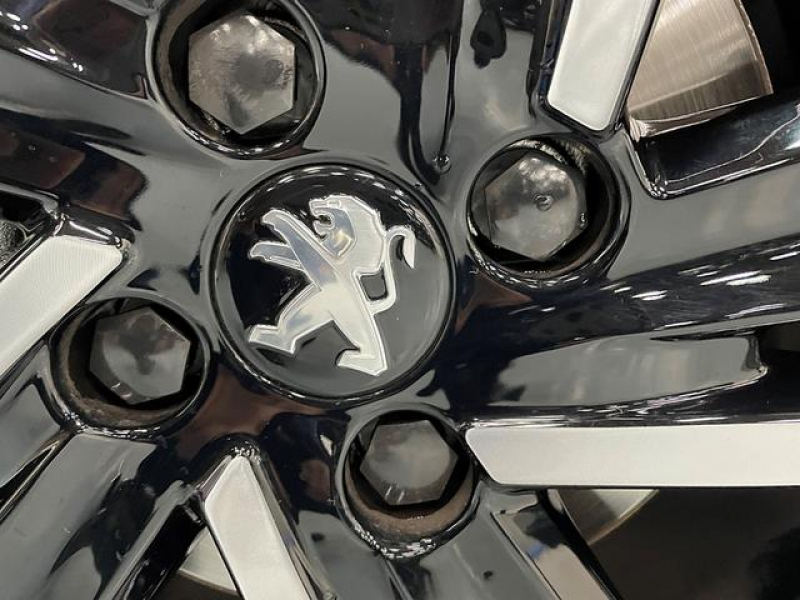 プジョー 2008 GTライン　LED/半革/ACC/禁煙車/リアカメラ/ETC/ 中古車