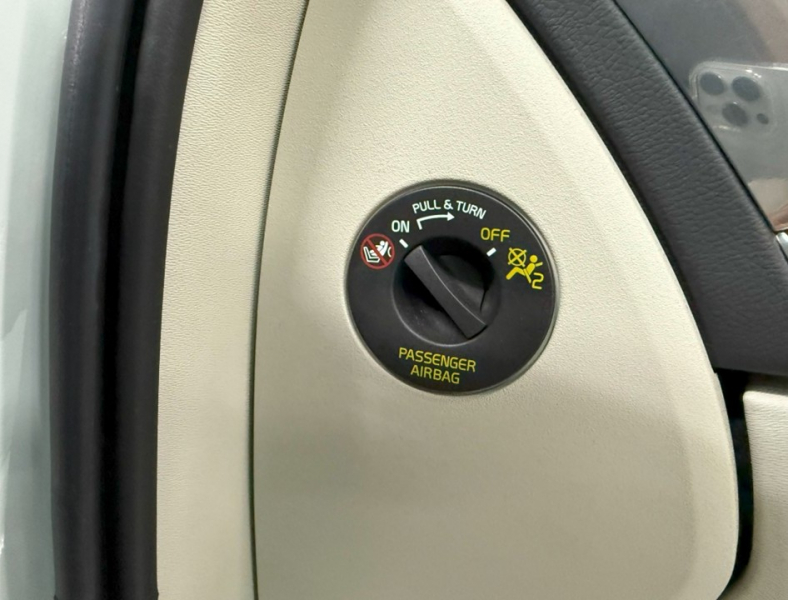 ボルボ XC90 D5 AWD インスクリプション 4WD　ハーマン/運転支援/白革/ACC/HUD/後期/禁煙 中古車