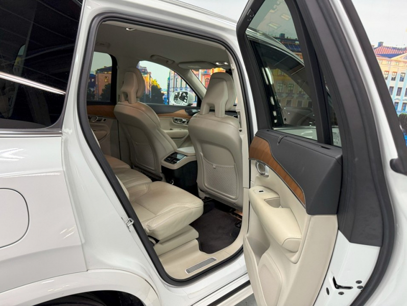 ボルボ XC90 D5 AWD インスクリプション 4WD　ハーマン/運転支援/白革/ACC/HUD/後期/禁煙 中古車