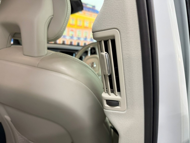 ボルボ XC90 D5 AWD インスクリプション 4WD　ハーマン/運転支援/白革/ACC/HUD/後期/禁煙 中古車