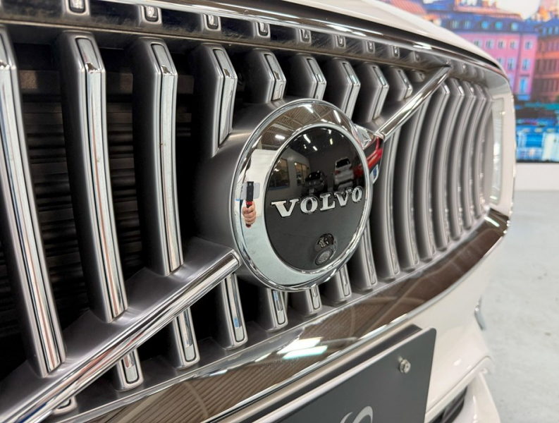 ボルボ XC90 D5 AWD インスクリプション 4WD　ハーマン/運転支援/白革/ACC/HUD/後期/禁煙 中古車