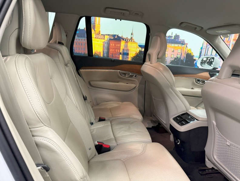 ボルボ XC90 D5 AWD インスクリプション 4WD　ハーマン/運転支援/白革/ACC/HUD/後期/禁煙 中古車