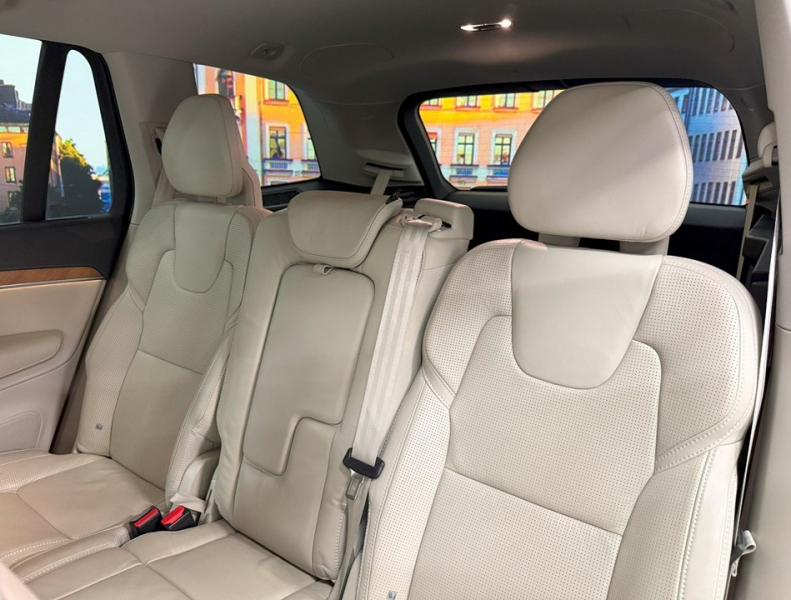 ボルボ XC90 D5 AWD インスクリプション 4WD　ハーマン/運転支援/白革/ACC/HUD/後期/禁煙 中古車