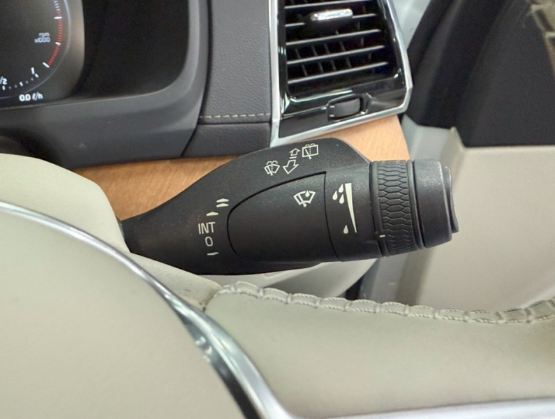 ボルボ XC90 D5 AWD インスクリプション 4WD　ハーマン/運転支援/白革/ACC/HUD/後期/禁煙 中古車