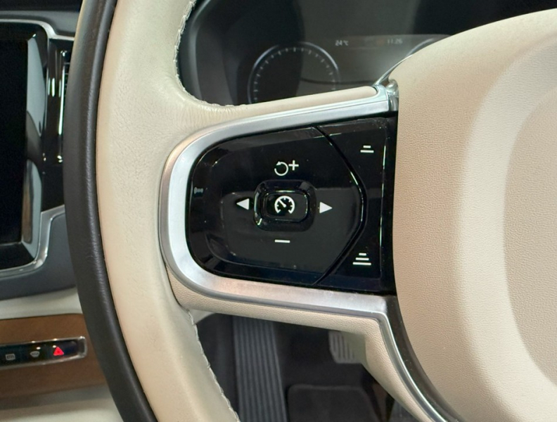 ボルボ XC90 D5 AWD インスクリプション 4WD　ハーマン/運転支援/白革/ACC/HUD/後期/禁煙 中古車