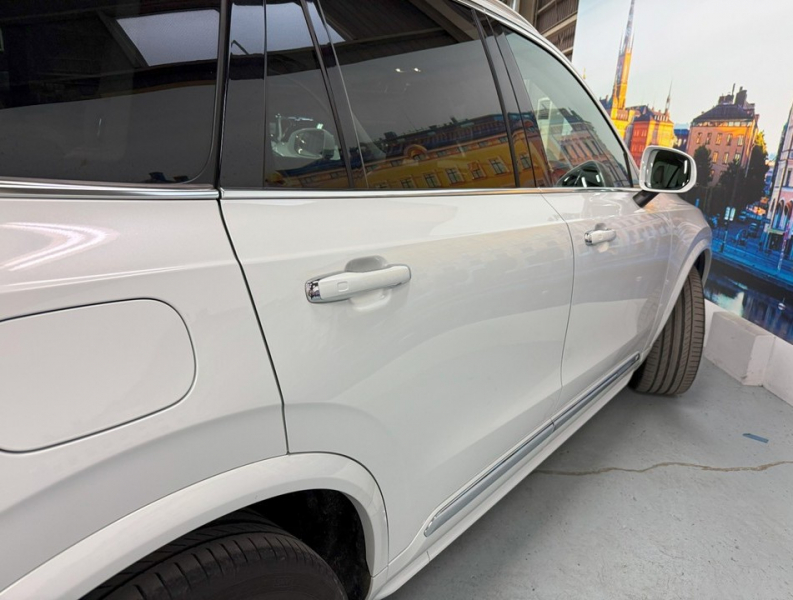 ボルボ XC90 D5 AWD インスクリプション 4WD　ハーマン/運転支援/白革/ACC/HUD/後期/禁煙 中古車