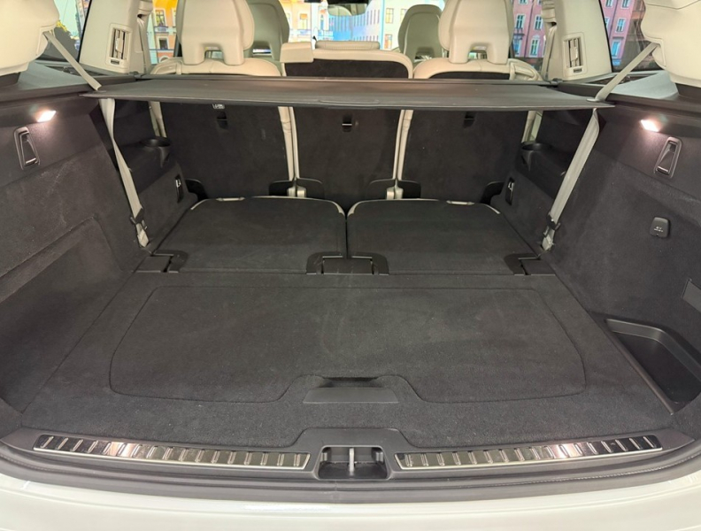 ボルボ XC90 D5 AWD インスクリプション 4WD　ハーマン/運転支援/白革/ACC/HUD/後期/禁煙 中古車