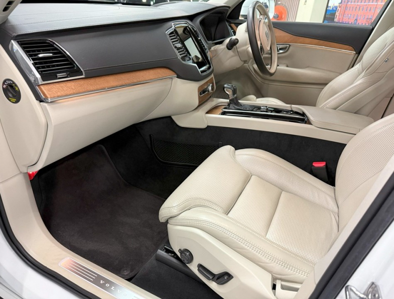 ボルボ XC90 D5 AWD インスクリプション 4WD　ハーマン/運転支援/白革/ACC/HUD/後期/禁煙 中古車