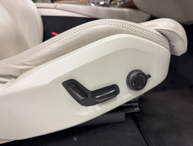 ボルボ XC90 D5 AWD インスクリプション 4WD　ハーマン/運転支援/白革/ACC/HUD/後期/禁煙 中古車