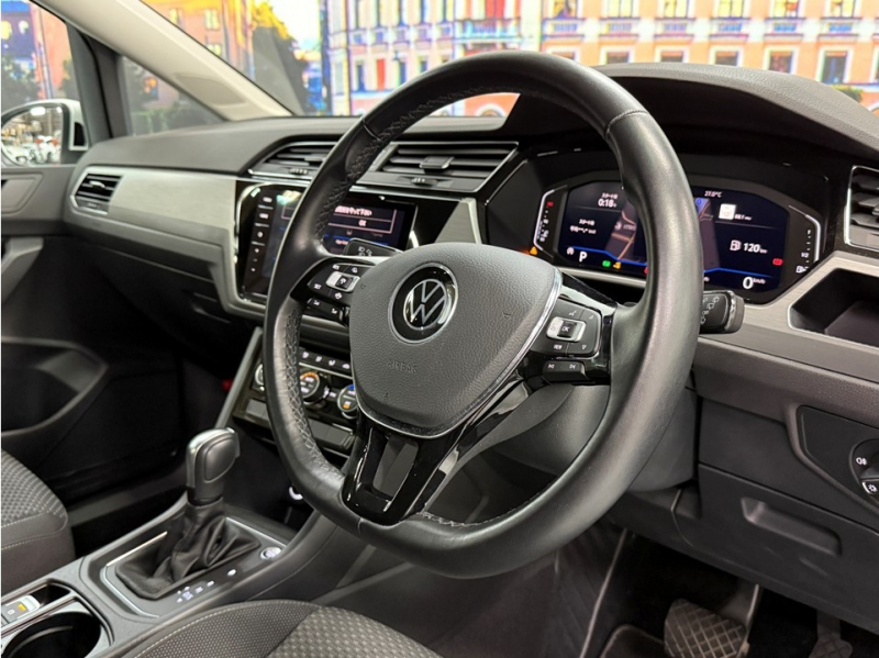 フォルクスワーゲン ゴルフトゥーラン TSIコンフォートライン　LED/ACC/純正ナビ/ETC/バックカメラ/クルコン/ワンオーナー 中古車