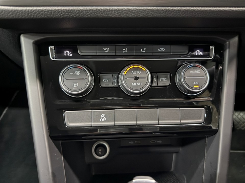 フォルクスワーゲン ゴルフトゥーラン TSIコンフォートライン　LED/ACC/純正ナビ/ETC/バックカメラ/クルコン/ワンオーナー 中古車