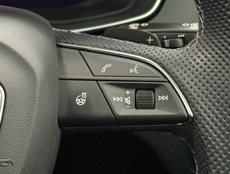 アウディ Q5 スポーツバック40TDIクワトロSライン 4WD　1オーナー/ブラックPKG/オプション19AW/ACC/レーンアシスト 中古車