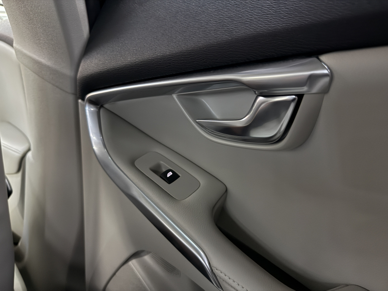 ボルボ V40 D4インスクリプション ディーゼルターボ 中古車