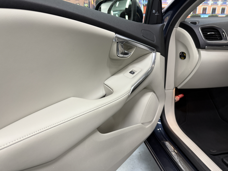 ボルボ V40 D4インスクリプション ディーゼルターボ 中古車