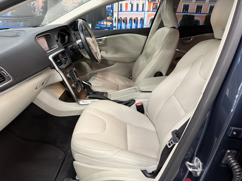 ボルボ V40 D4インスクリプション ディーゼルターボ 中古車