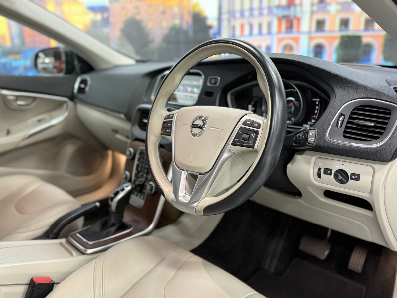 ボルボ V40 D4インスクリプション ディーゼルターボ 中古車