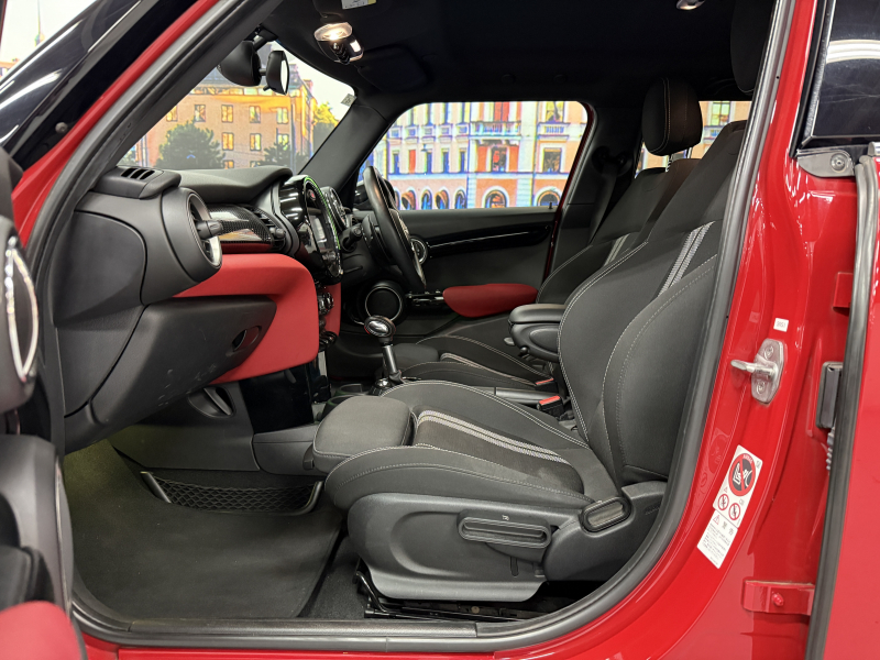 MINI(ミニ) ミニ クーパーS 5ドア　JCWパッケージ/純正ナビ/バックカメラ/パドルシフト/オートライト/オートエアコン/HUD/フォグライト/純正17インチAW/本革ステアリング 中古車