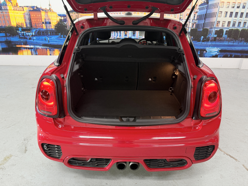 MINI(ミニ) ミニ クーパーS 5ドア　JCWパッケージ/純正ナビ/バックカメラ/パドルシフト/オートライト/オートエアコン/HUD/フォグライト/純正17インチAW/本革ステアリング 中古車