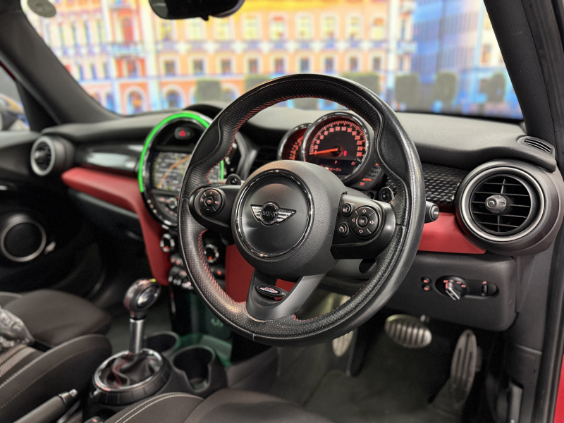 MINI(ミニ) ミニ クーパーS 5ドア　JCWパッケージ/純正ナビ/バックカメラ/パドルシフト/オートライト/オートエアコン/HUD/フォグライト/純正17インチAW/本革ステアリング 中古車