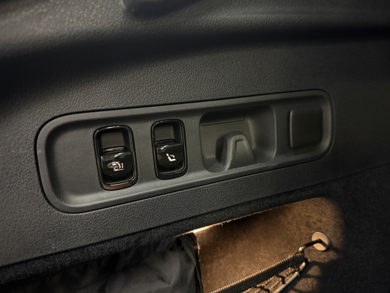 メルセデスベンツ GLCクーペ GLCクーペ220d 4MATIC(ISG)AMG-L MP202401　サンルーフ/レザーエクスクルーシブパッケージ/ブルメスター/AMGラインパッケージ/AppleCarPlay/ヘッドアップディスプレイ/アダプティブクルーズコントロール/ブラインドスポットモニタ/シートヒーター/パワーシート 中古車