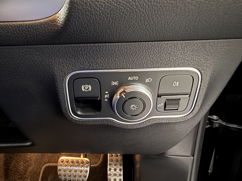 メルセデスベンツ GLB 200d 4MATIC AMGラインPKG 4WD 中古車